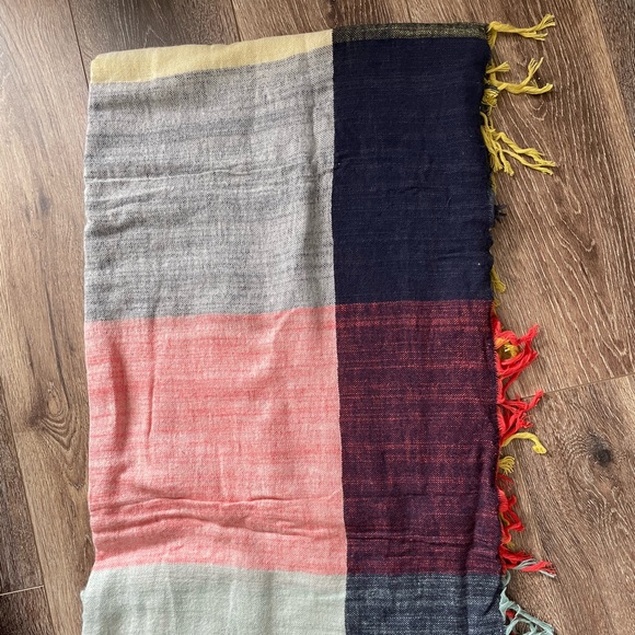 Brand new lightweight Anthropologie throw - Picture 3 of 4